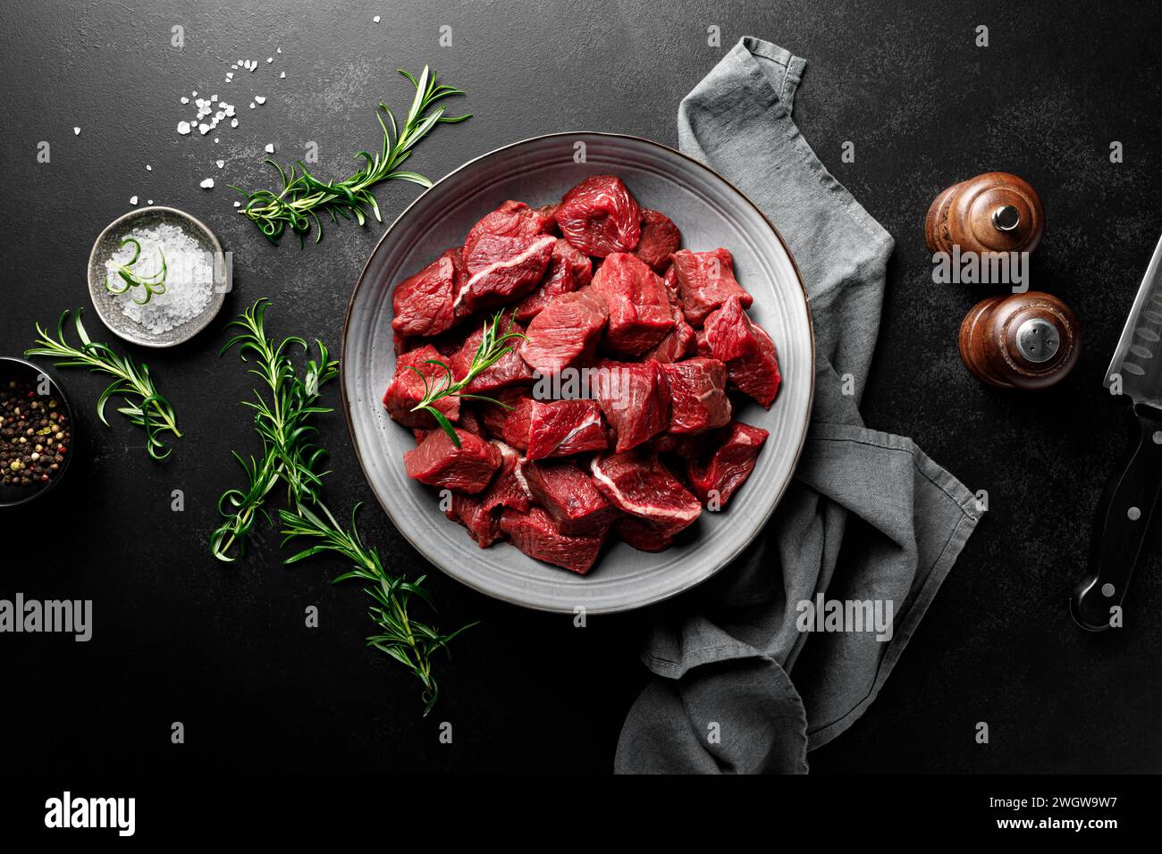 Entrecôte de viande de boeuf tranchée, filet de viande de boeuf crue sur fond noir, vue de dessus Banque D'Images