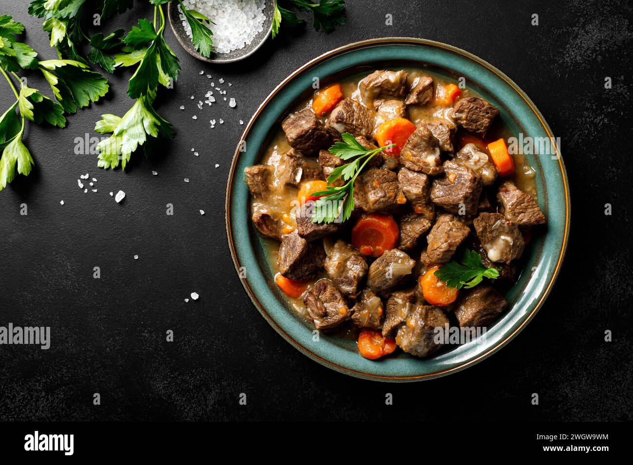 Goulash de viande de bœuf avec carotte et oignon, ragoût de bœuf et de carotte, vue de dessus Banque D'Images