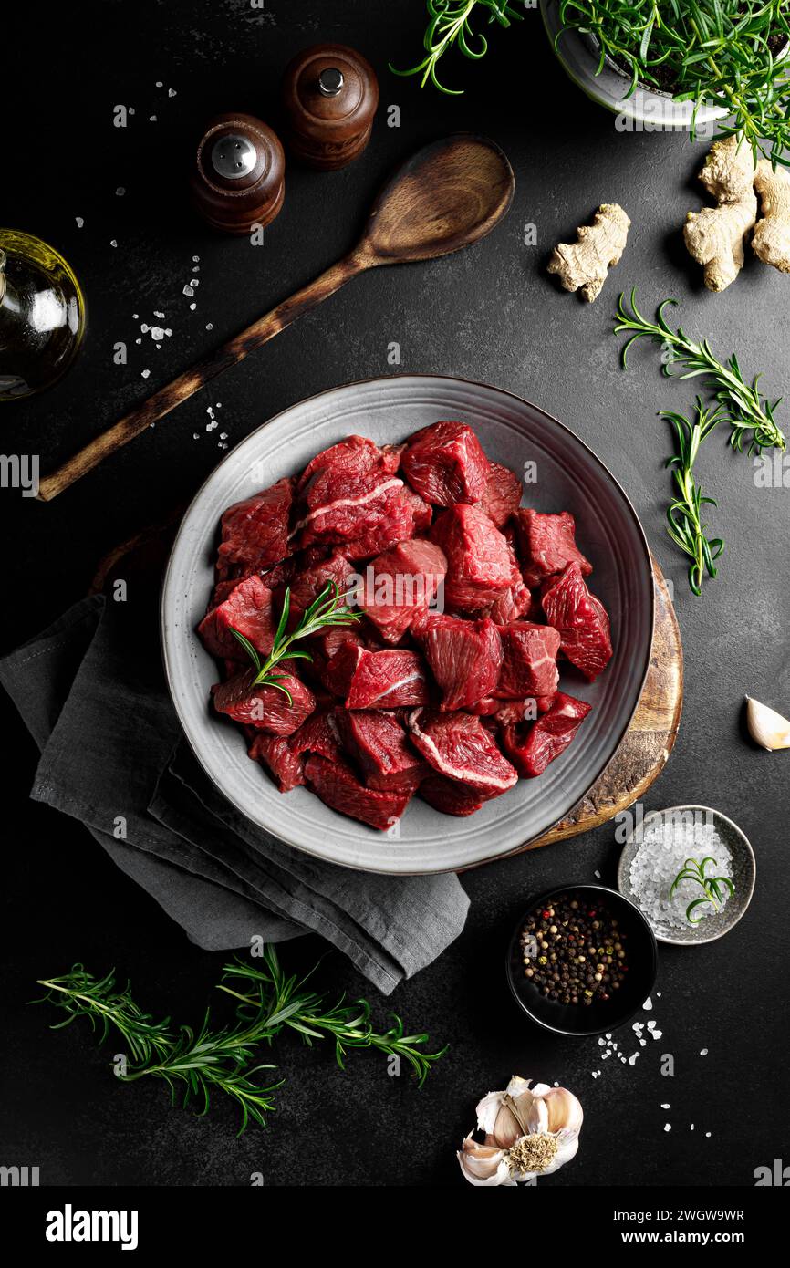 Entrecôte de viande de boeuf tranchée, filet de viande de boeuf crue sur fond noir, vue de dessus Banque D'Images