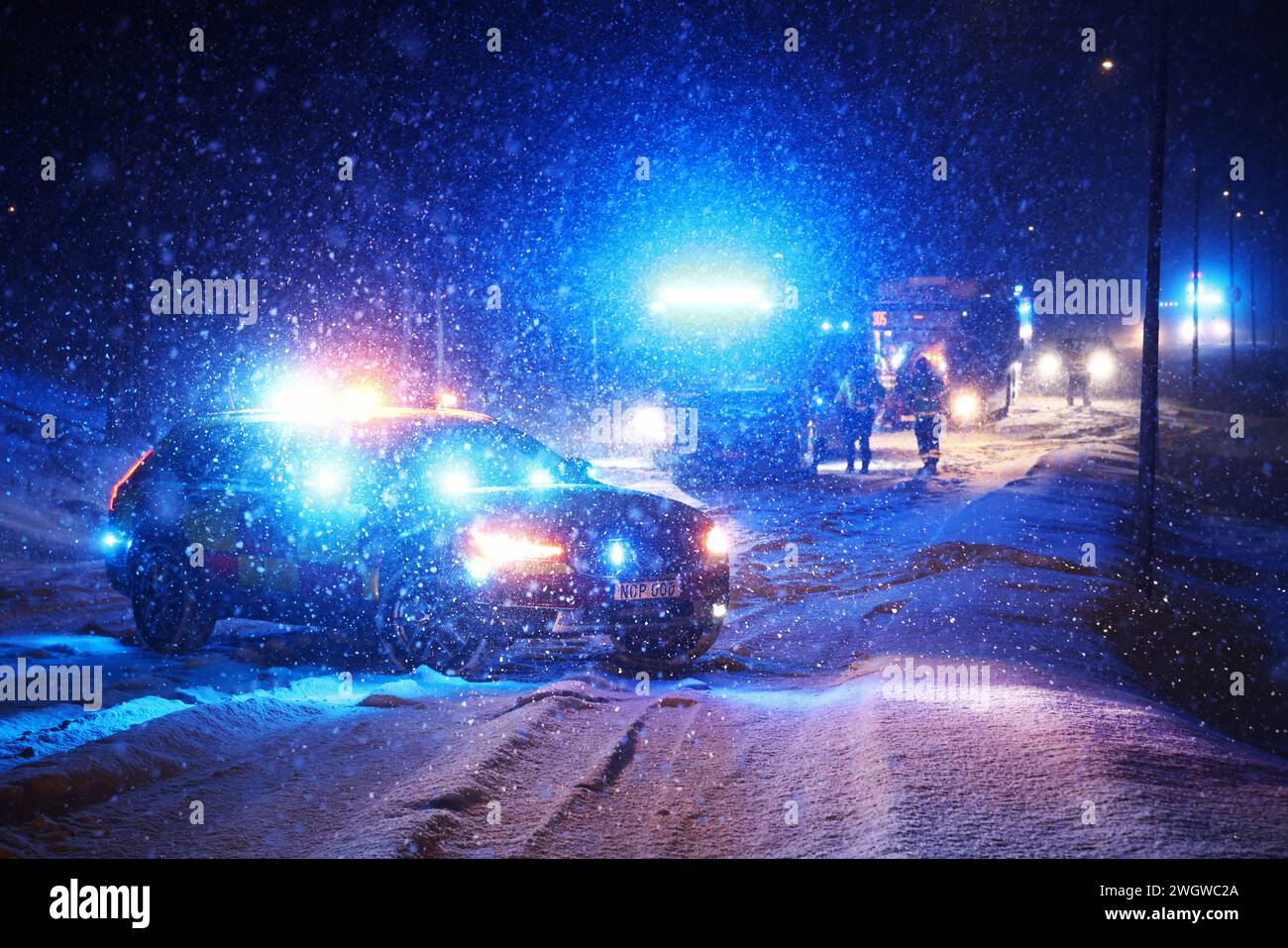 Motala, Suède. 6 février 2024. Accident de la circulation entre voiture et bus dans la forte chute de neige mardi soir, Motala, Suède. Les services de secours sur place dans les fortes chutes de neige. Crédit : Jeppe Gustafsson/Alamy Live News Banque D'Images