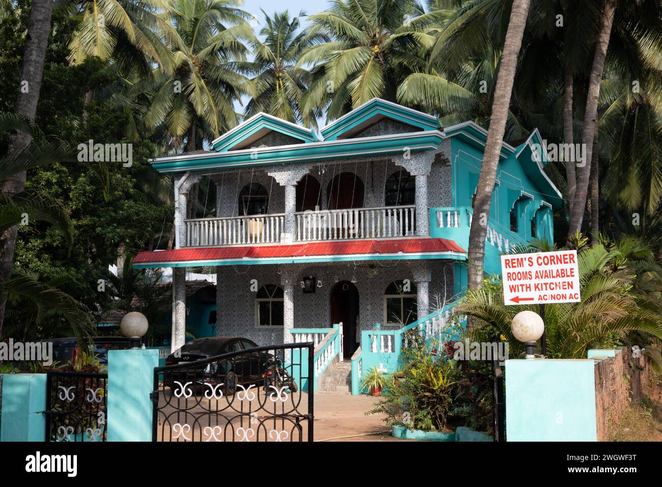 Agonda, Goa, Inde, Une maison d'hôtes verte à l'architecture coloniale, éditoriale seulement. Banque D'Images