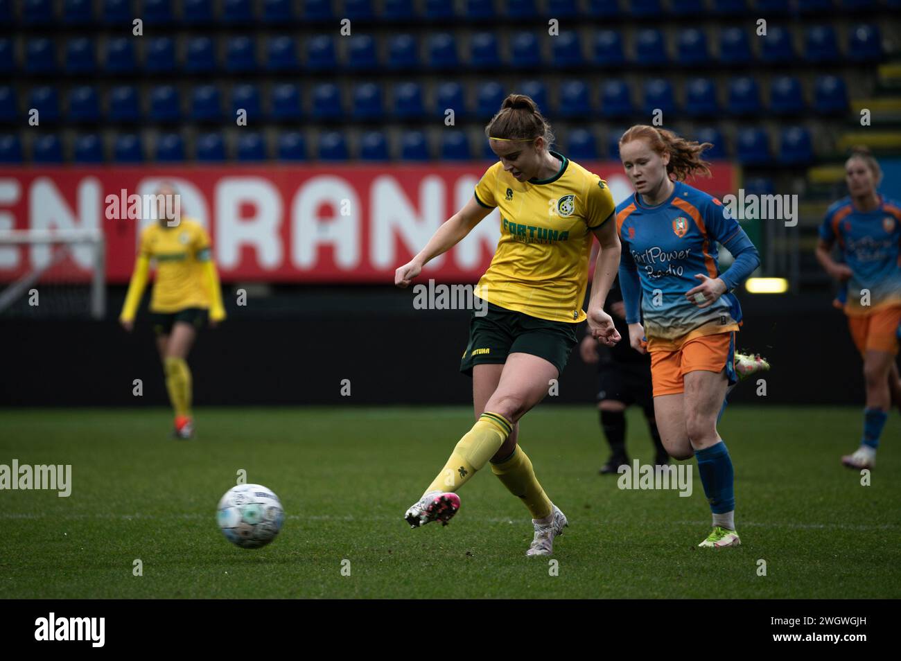 Myrthe Moorrees (Fortuna Sittard) passant le ballon lors du match Azerion Vrouwen Eredivisie entre Fortuna Sittard - ADO Den Haag au stade Fortuna Sittard (Martin Pitsch/SPP) crédit : SPP Sport Press photo. /Alamy Live News Banque D'Images