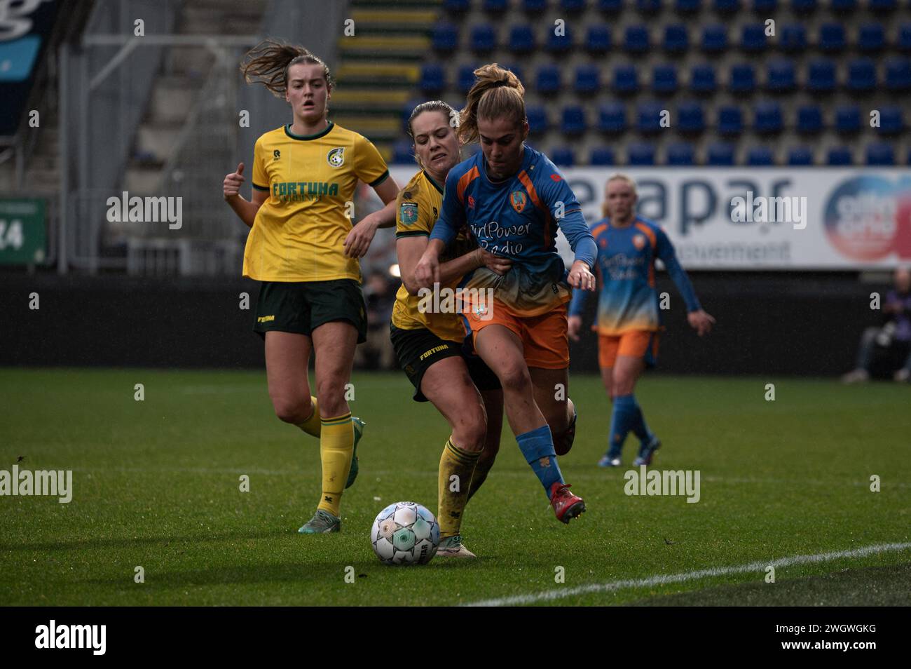 Nikki Ijzerman (ADO Den Haag) échappant à Hildur Antonsdottir (Fortuna Sittard) lors du match Azerion Vrouwen Eredivisie entre Fortuna Sittard - ADO Den Haag au Fortuna Sittard Stadion (Martin Pitsch/SPP) crédit : SPP Sport Press photo. /Alamy Live News Banque D'Images