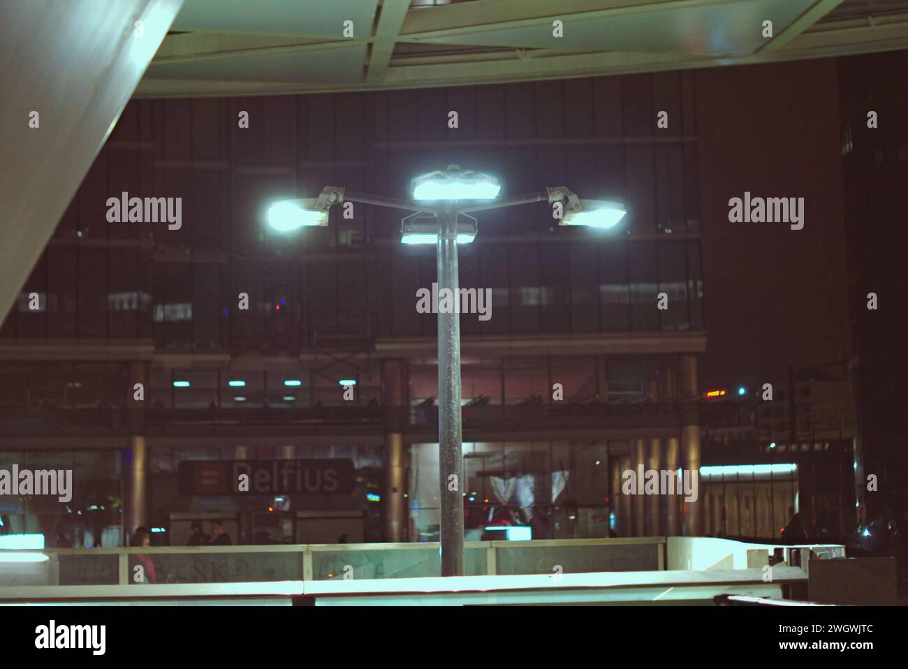 Bruxelles, Belgique. 5 février 2024. Un lampadaire d'une forme inhabituelle avec un gros plan lumineux. Façade du bâtiment de la banque Belfius. Station Roger. Banque D'Images