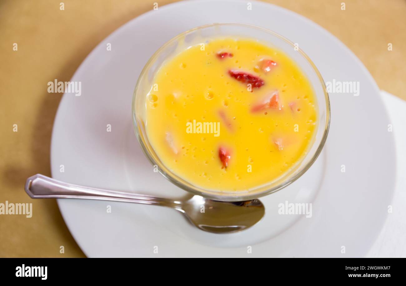 Crème anglaise à la fraise mûre Banque D'Images