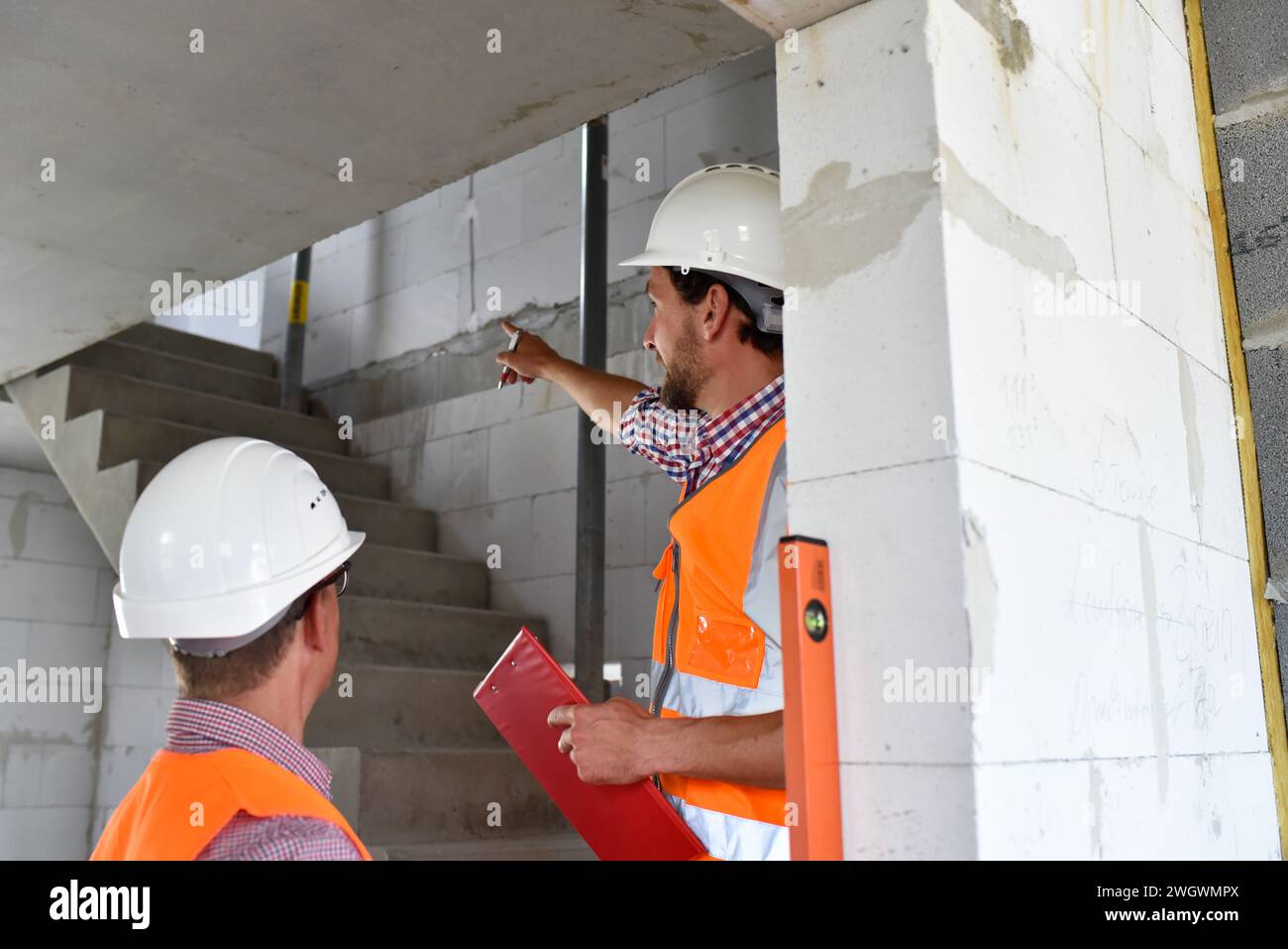 Le travail d'équipe sur le site de construction - gestionnaire de site et de l'architecte sur le site pendant la construction d'une maison Banque D'Images