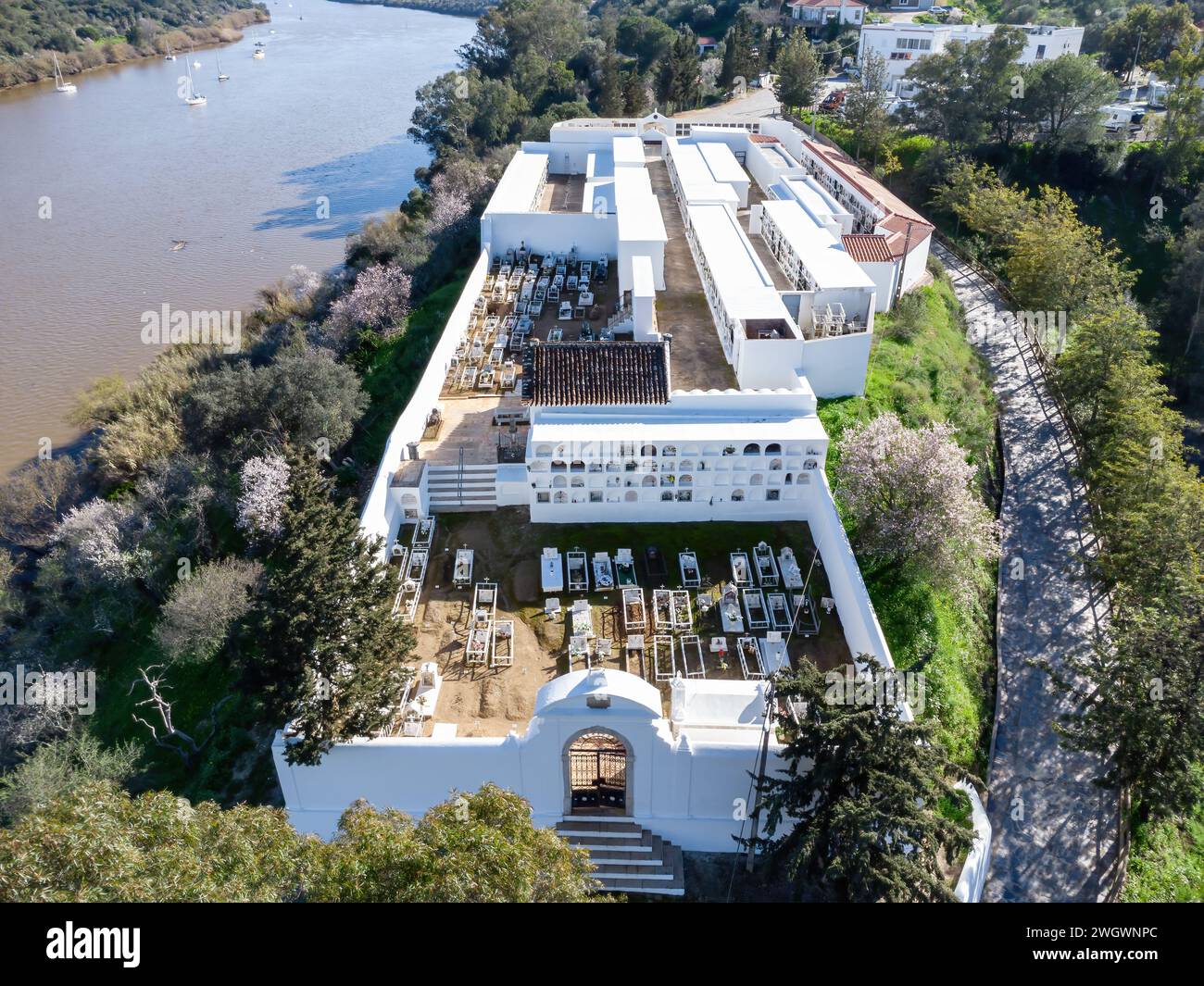 Vue aérienne par drone du cimetière municipal d'Alcoutim en Algarve, Portugal. Le cimetière municipal d'Alcoutim est situé à l'extérieur du village, sur l'un des Banque D'Images