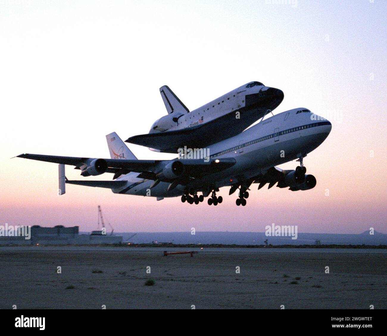 La navette spatiale Endeavour, montée solidement au sommet de l'un des Boeing 747 modifiés de la NASA, a quitté le centre de recherche en vol de Dryden de la NASA à la base aérienne Edwards en Californie du Sud au lever du soleil le vendredi 28 juin. 2002 Banque D'Images