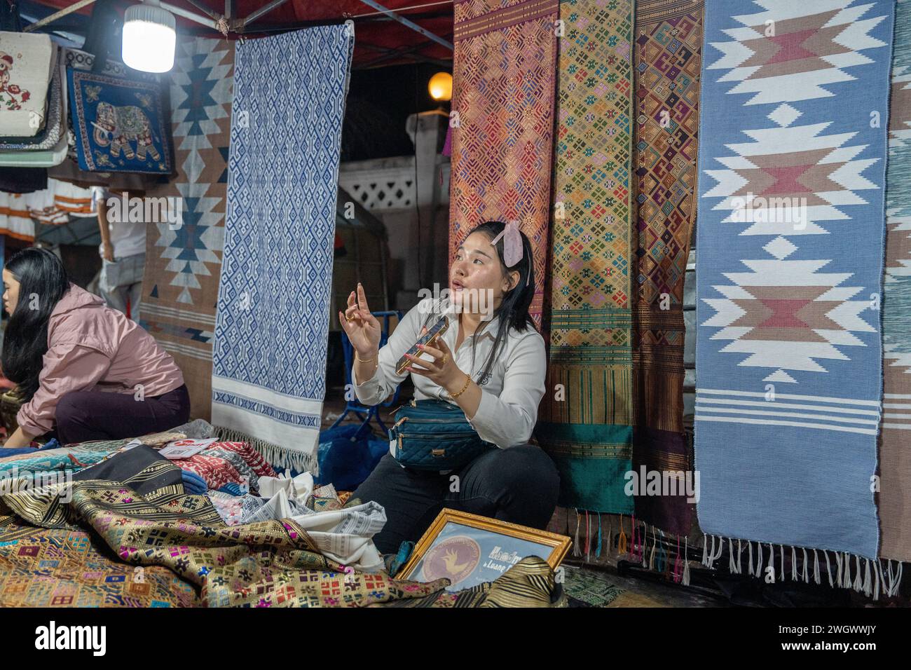 Art, souvenirs et vêtements dessinés à vendre au marché nocturne de Luang Prabang au Laos Asie Banque D'Images