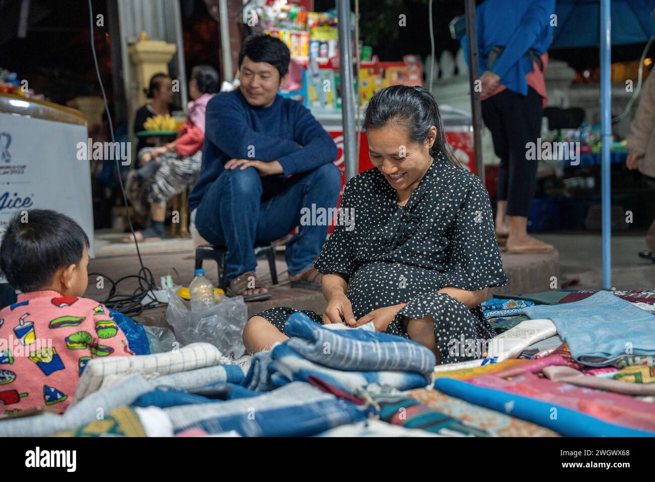 Art, souvenirs et vêtements dessinés à vendre au marché nocturne de Luang Prabang au Laos Asie Banque D'Images