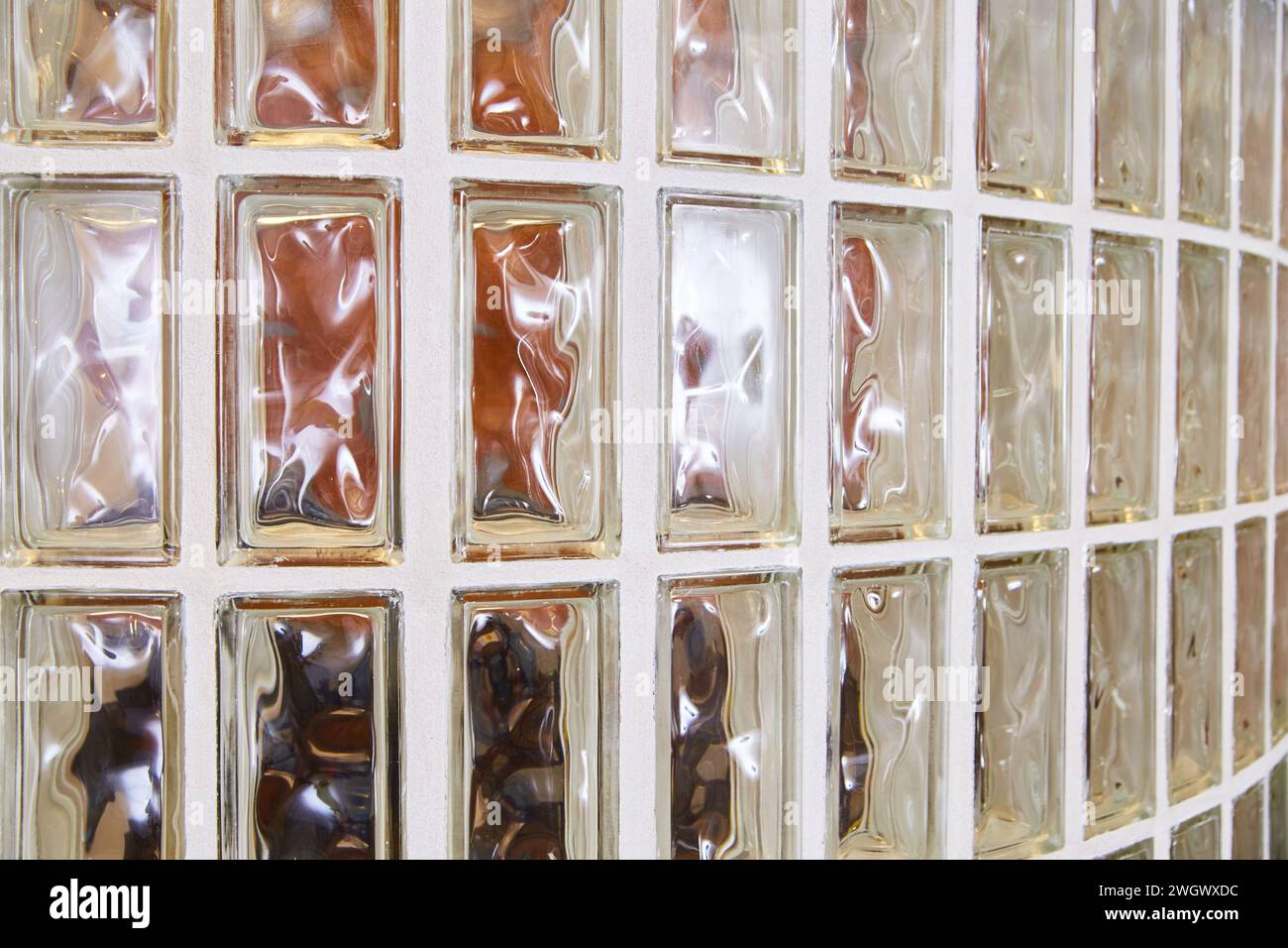 Motif mural en bloc de verre translucide dans le cabinet du dentiste Banque D'Images