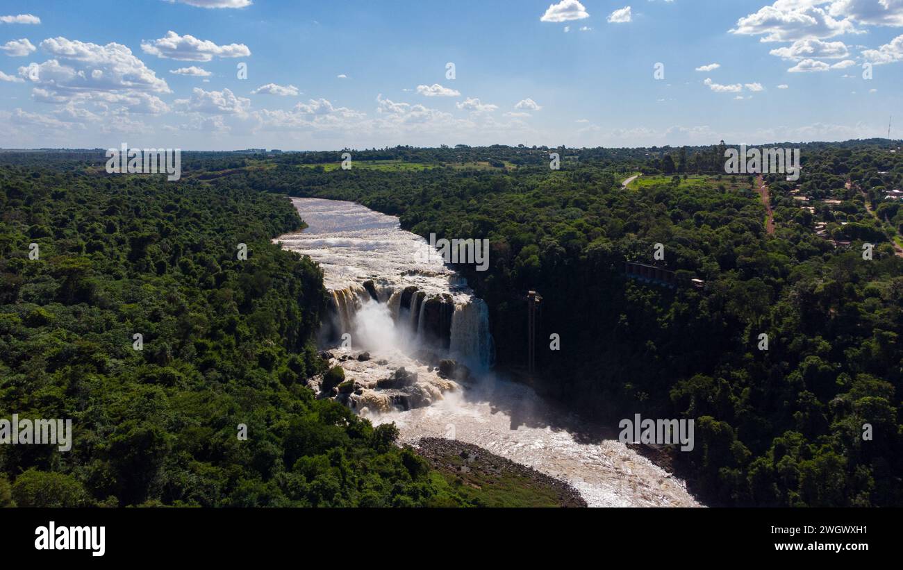 Vue panoramique aérienne à couper le souffle de Saltos del Monday, Paraguay. Vidéos FullHD de haute qualité Banque D'Images