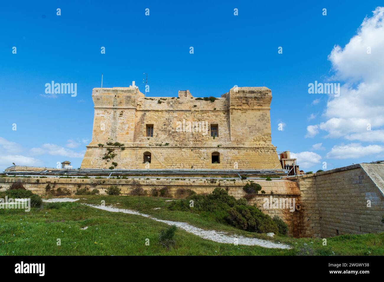 Birżebbuġa, Malte - 14 mars 2021 : Fort San Lucian également connu sous le nom de Tour Saint Lucian ou Fort Rohan, une grande tour de guet bastionnée et fort polygonal. Banque D'Images