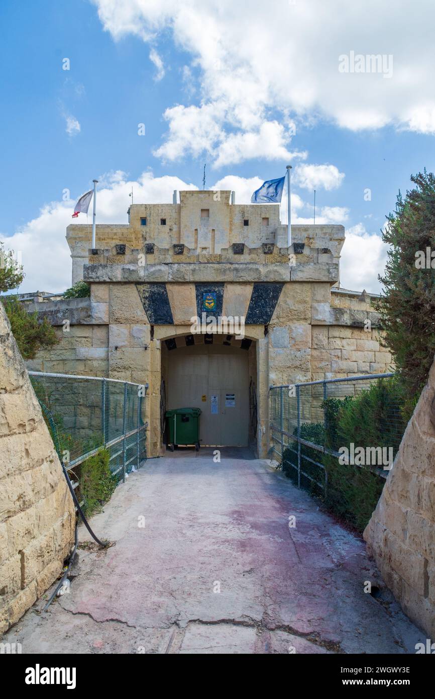 Birżebbuġa, Malte - 14 mars 2021 : L'entrée du Fort San Lucian, également connu sous le nom de Tour Saint Lucian, une tour de guet bastionnée et un fort polygonal. Banque D'Images