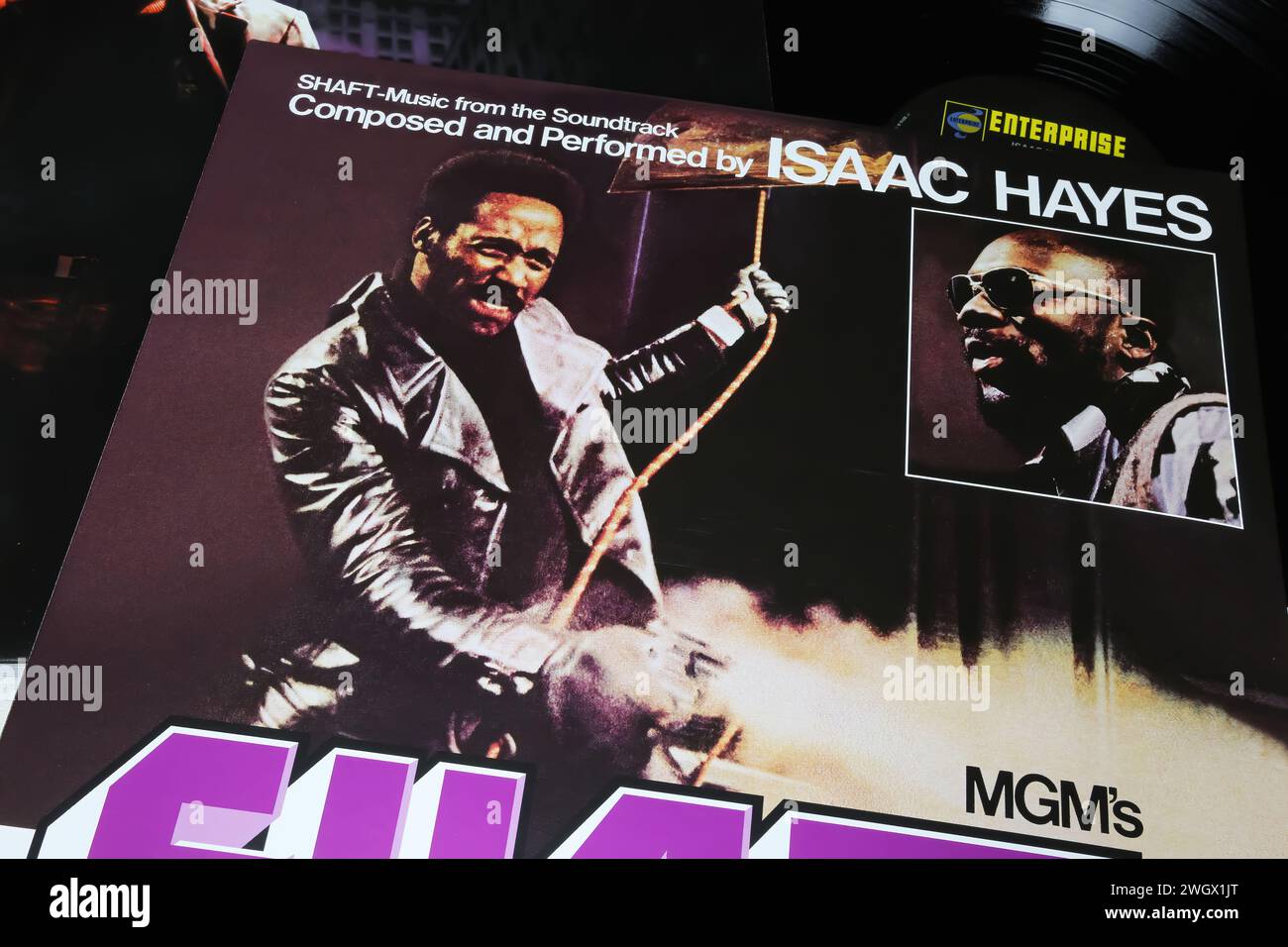 Viersen, Allemagne - 9 janvier. 2024 : gros plan de la pochette du disque vinyle de la bande originale du film Isaac Hayes de 1971 Banque D'Images