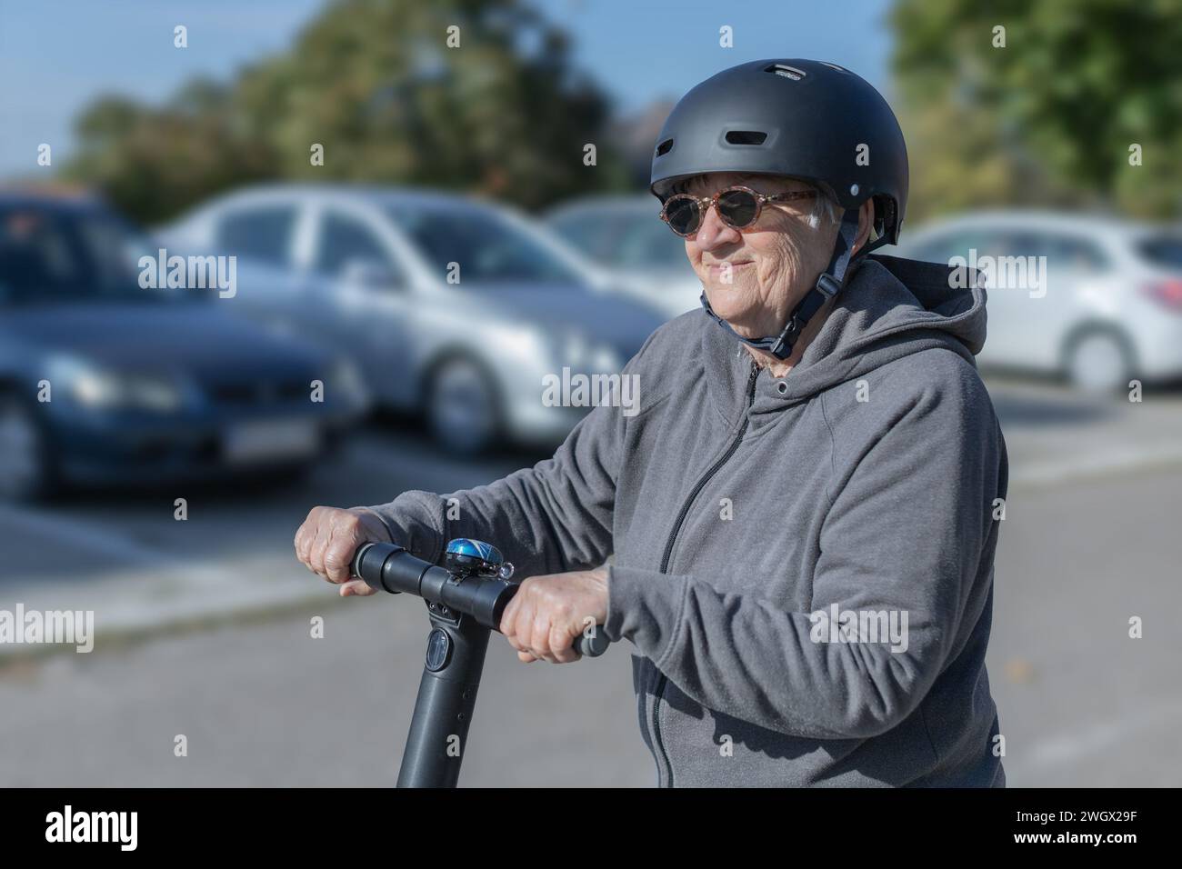 femme âgée sur un scooter électrique Banque D'Images