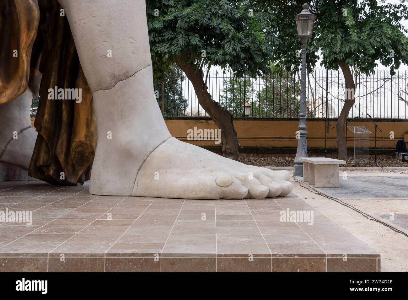 Détail de la réplique de la statue de l'empereur romain Constantin qui a été reconstruite en utilisant la technologie 3D. Présentation de la reproduction du Colosse de Constantin dans le jardin de la Villa Caffarelli aux musées du Capitole à Rome, Italie. La statue de 13 mètres est une copie à l'échelle 1:1 du Colosse représentant l'empereur romain Constantin Ier, reconstruit grâce à des techniques innovantes à partir des pièces originales du ive siècle conservées dans la cour du musée. Banque D'Images