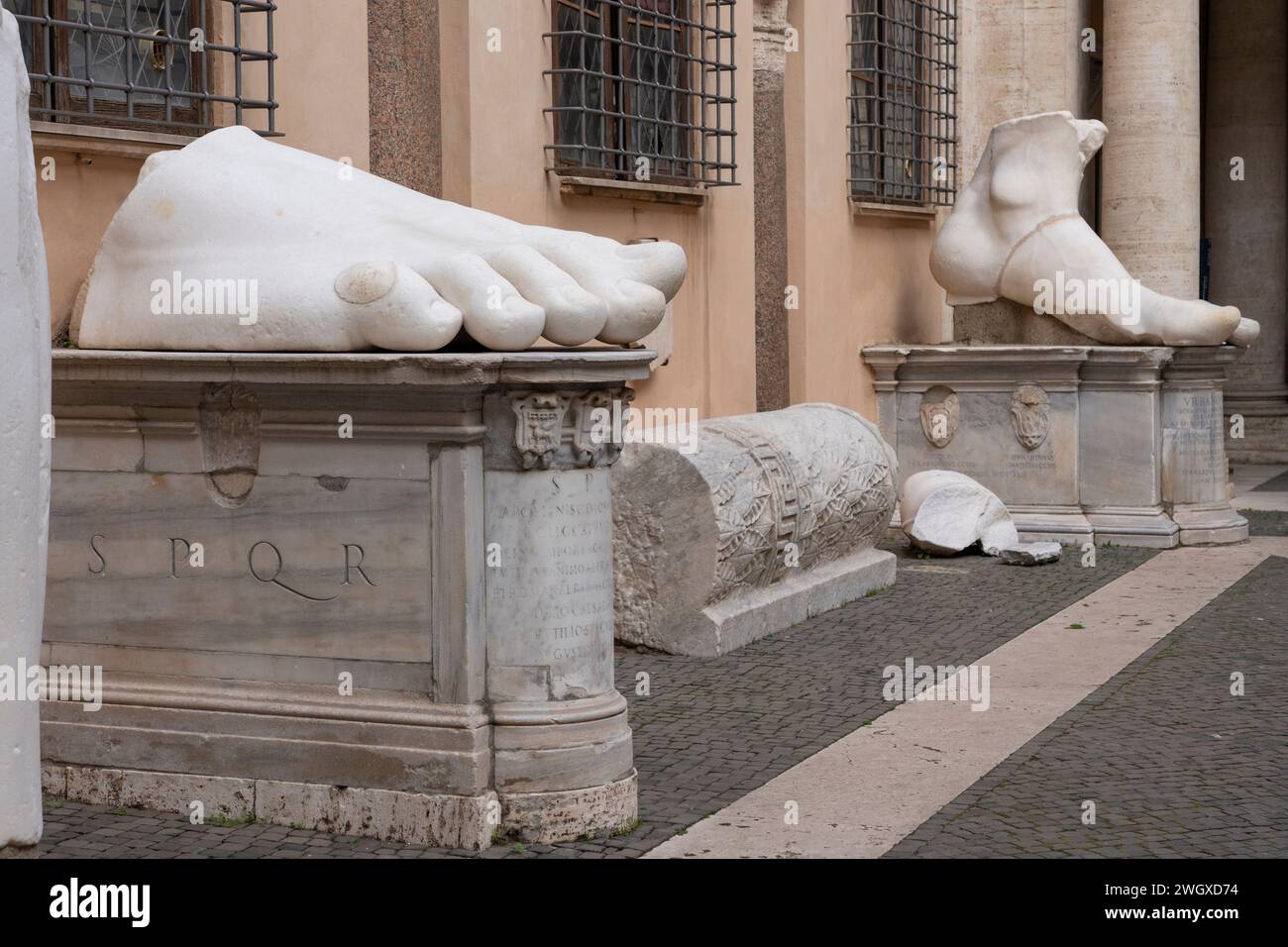 Les parties survivantes de la statue de l'empereur romain Constantin le Grand (c. 280-337) sont exposées dans une cour des musées du Capitole. Présentation de la reproduction du Colosse de Constantin dans le jardin de la Villa Caffarelli aux musées du Capitole à Rome, Italie. La statue de 13 mètres est une copie à l'échelle 1:1 du Colosse représentant l'empereur romain Constantin Ier, reconstruit grâce à des techniques innovantes à partir des pièces originales du ive siècle conservées dans la cour du musée. Banque D'Images