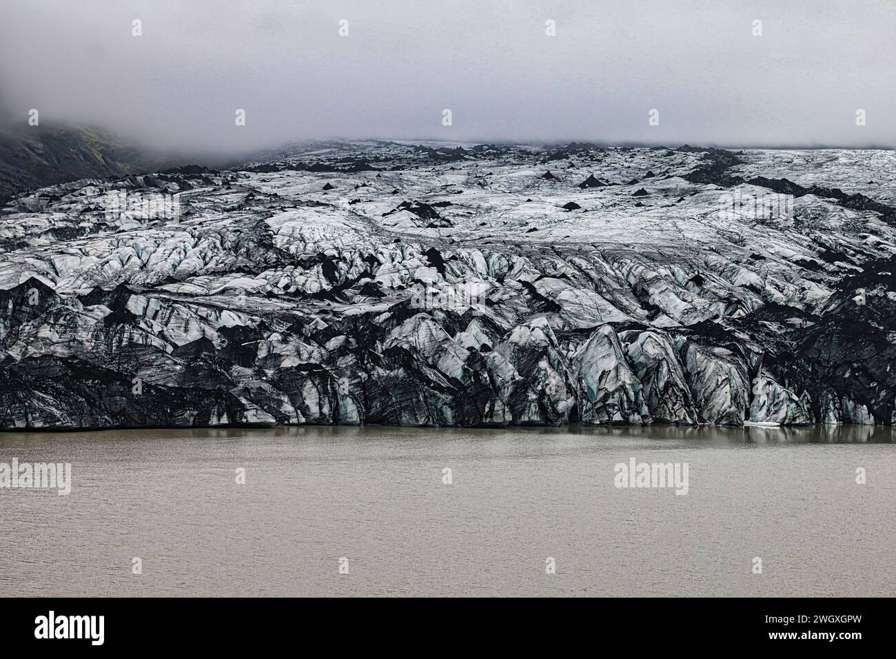 Sólheimajökull : une décharge glaciaire de la plus grande calotte glaciaire de Mýrdalsjökull dans le sud de l'Islande. Banque D'Images