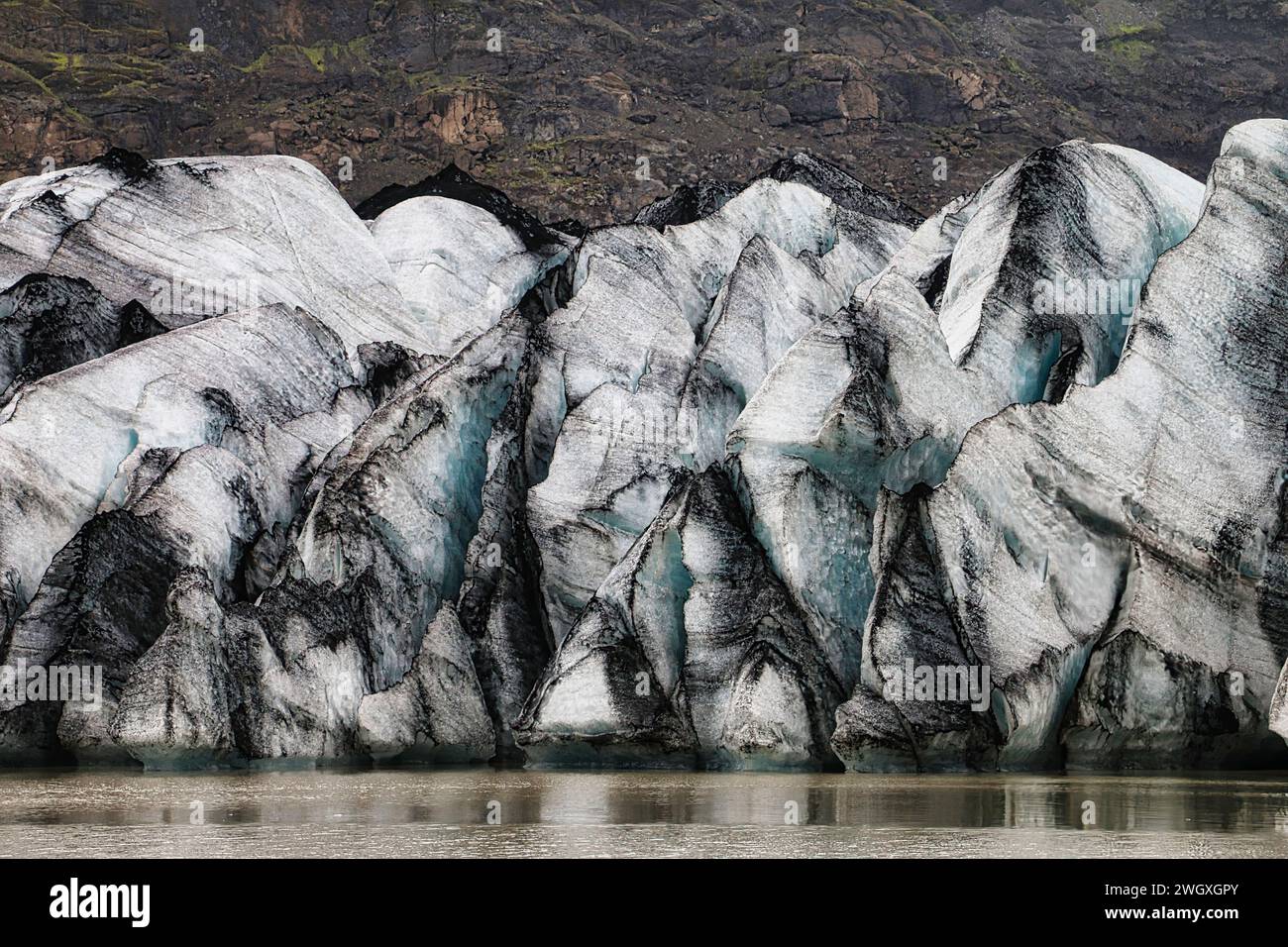 Sólheimajökull : une décharge glaciaire de la plus grande calotte glaciaire de Mýrdalsjökull dans le sud de l'Islande. Banque D'Images