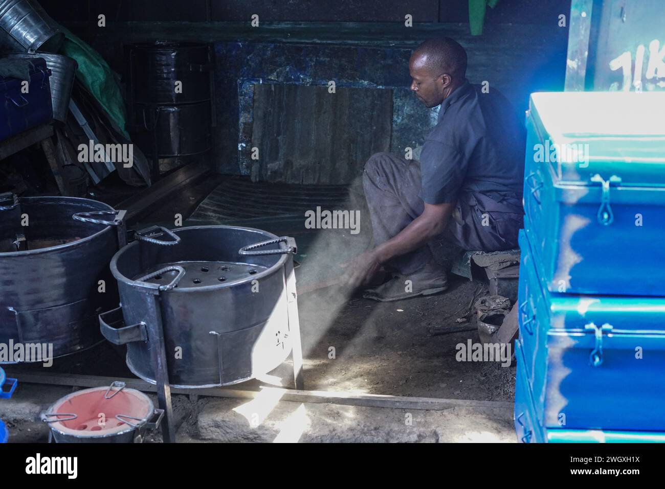 Un forgeron travaille dans son atelier au marché artisanal de Bama à Nakuru. Kenya Jua Kali le secteur informel emploie plus de 15 millions de Kenyans possédant des compétences dans le travail artisanal. Banque D'Images