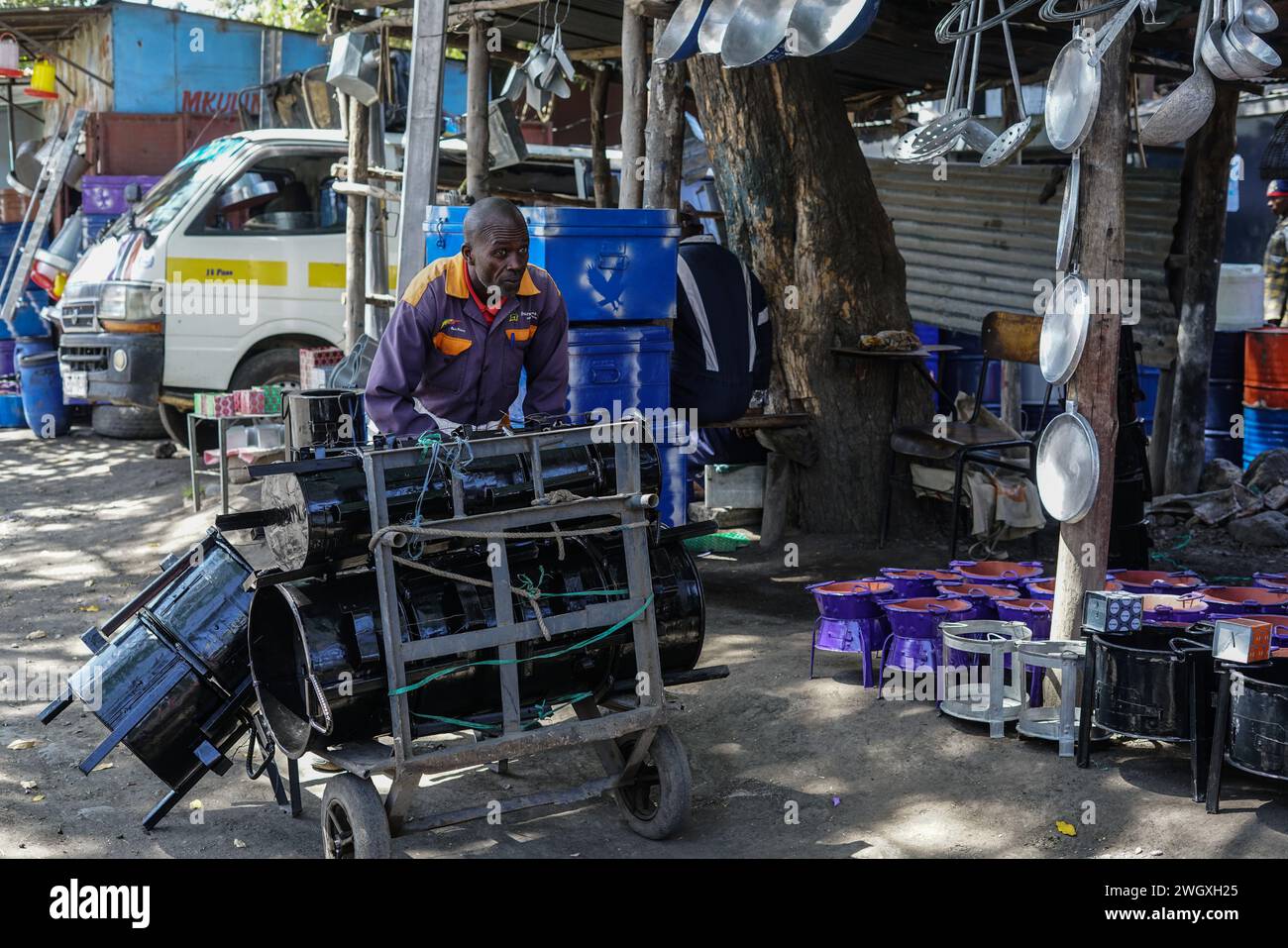 Un forgeron vu pousser un chariot au marché artisanal de Bama à Nakuru. Kenya Jua Kali le secteur informel emploie plus de 15 millions de Kenyans possédant des compétences dans le travail artisanal. Banque D'Images