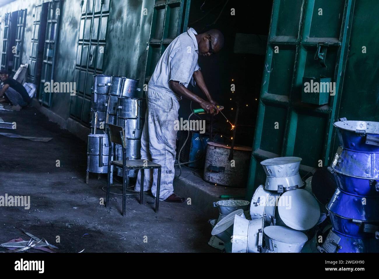 Un soudeur travaille dans son atelier au marché artisanal de Bama à Nakuru. Kenya Jua Kali le secteur informel emploie plus de 15 millions de Kenyans possédant des compétences dans le travail artisanal. Banque D'Images