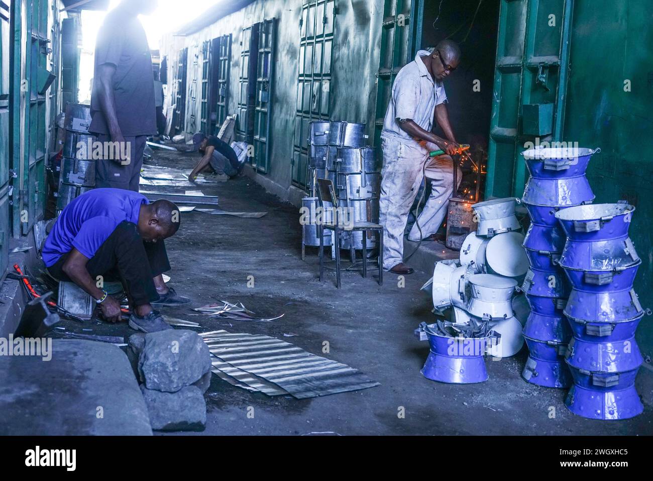 Un soudeur travaille dans son atelier au marché artisanal de Bama à Nakuru. Kenya Jua Kali le secteur informel emploie plus de 15 millions de Kenyans possédant des compétences dans le travail artisanal. Banque D'Images