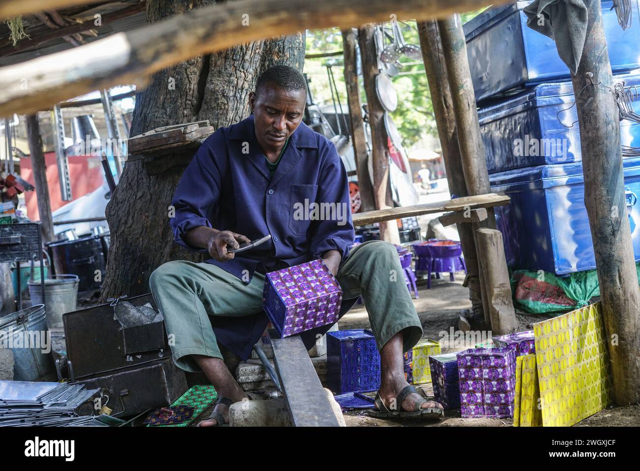 Nakuru, Kenya. 06th Feb, 2024. Un forgeron travaille dans son atelier au marché artisanal de Bama à Nakuru. Kenya Jua Kali le secteur informel emploie plus de 15 millions de Kenyans possédant des compétences dans le travail artisanal. (Photo de James Wakibia/SOPA images/SIPA USA) crédit : SIPA USA/Alamy Live News Banque D'Images