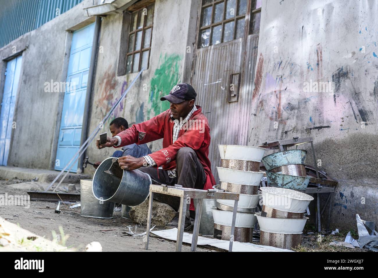 Nakuru, Kenya. 06th Feb, 2024. Les forgerons travaillent en dehors de leur atelier au marché artisanal Bama à Nakuru. Kenya Jua Kali le secteur informel emploie plus de 15 millions de Kenyans possédant des compétences dans le travail artisanal. (Photo de James Wakibia/SOPA images/SIPA USA) crédit : SIPA USA/Alamy Live News Banque D'Images