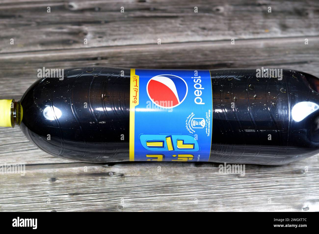 Le Caire, Égypte, 4 février 2024 : Pepsi, une bouteille en plastique à saveur de Cola, une boisson gazeuse fabriquée par PepsiCo. Créé et développé à l'origine Banque D'Images