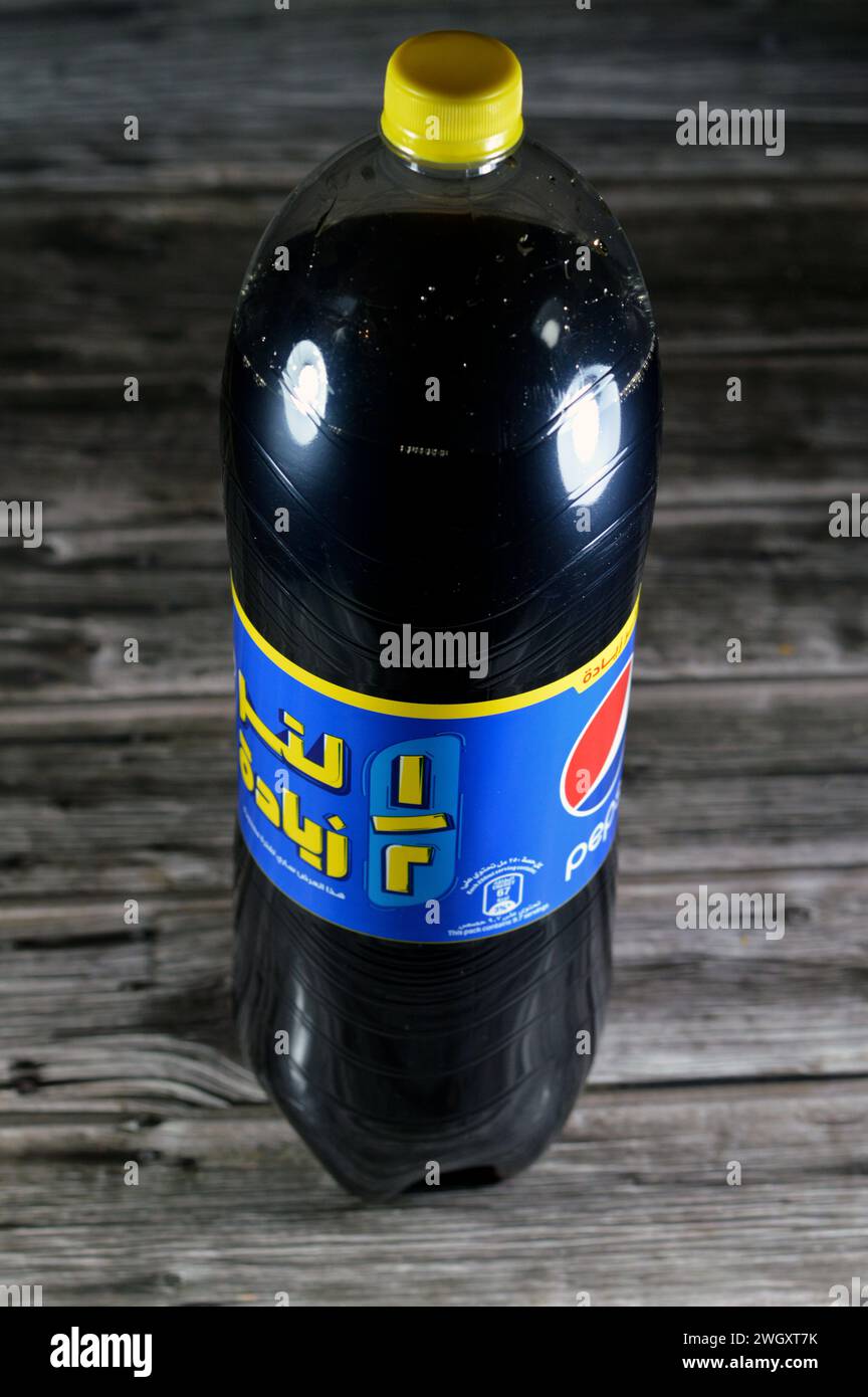 Le Caire, Égypte, 4 février 2024 : Pepsi, une bouteille en plastique à saveur de Cola, une boisson gazeuse fabriquée par PepsiCo. Créé et développé à l'origine Banque D'Images