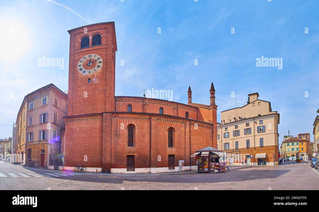 Panorama de la Piazza del Borgo historique avec briques médiévales Santa Brigida d'Irlanda Eglise, Piacenza, Italie Banque D'Images