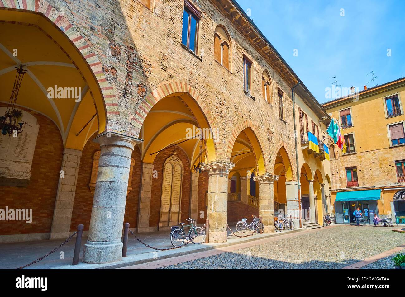 L'arcade médiévale en brique de pierre du Palazzo del Broletto depuis la Piazza Broletto, Lodi, Italie Banque D'Images