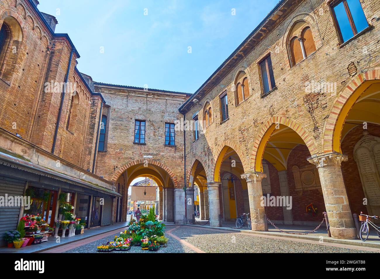 Logement historique sur la petite Piazza Broletto avec belle arcade de Palazzo del Broletto, Lodi, Italie Banque D'Images