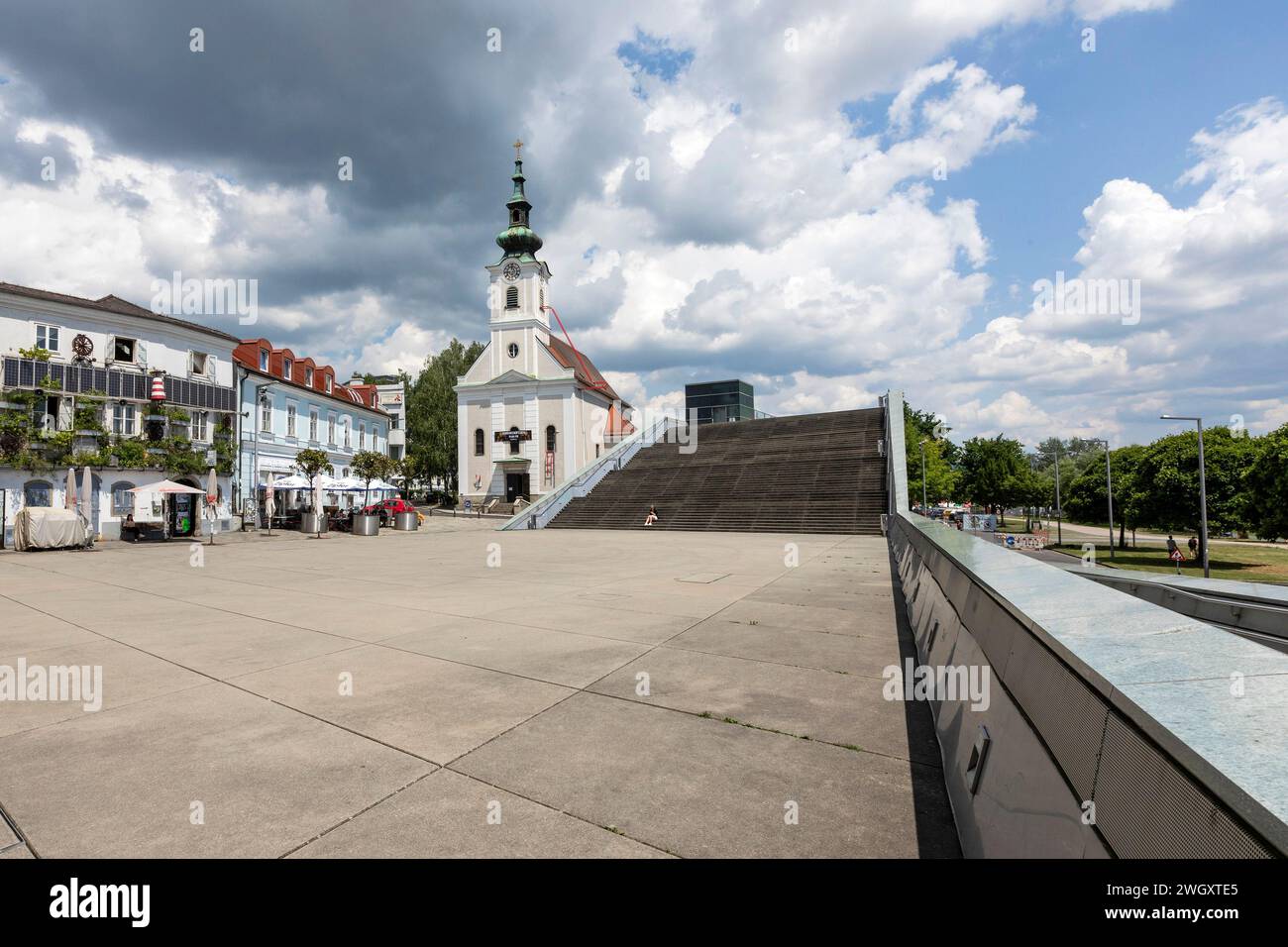 Vétéran Josefskirche et escaliers du Centre Ars Electronica à Linz, haute-Autriche, Autriche Banque D'Images
