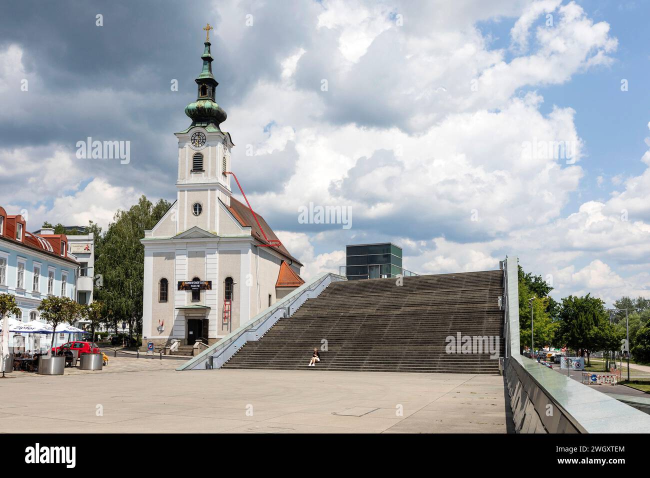 Vétéran Josefskirche et escaliers du Centre Ars Electronica à Linz, haute-Autriche, Autriche Banque D'Images