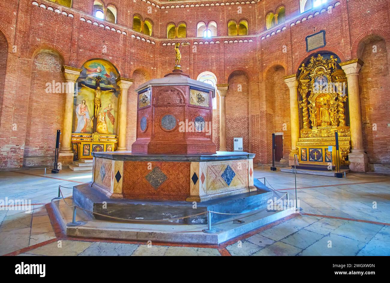 CRÉMONE, ITALIE - 6 AVRIL 2022 : le Baptistère médiéval de Crémone avec fonts baptismaux sculptés, autel élégant, hauts murs de briques, Lombardie, Italie Banque D'Images