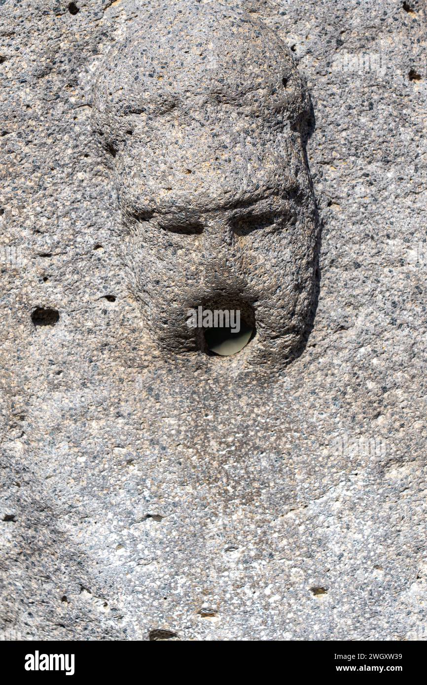 Figure humaine sculptée dans la pierre de fontaine d'eau dans le parc archéologique de Pompéi Banque D'Images