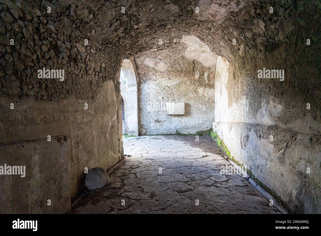 un des tunnels d'accès à l'amphithéâtre dans le parc archéologique de pompéi-naples-italie Banque D'Images