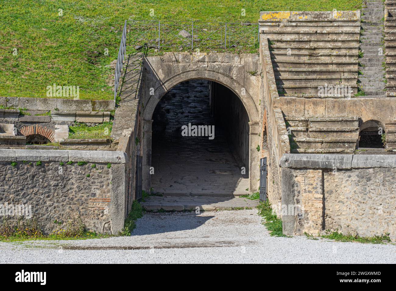 un des tunnels d'accès à l'amphithéâtre dans le parc archéologique de pompéi-naples-italie Banque D'Images