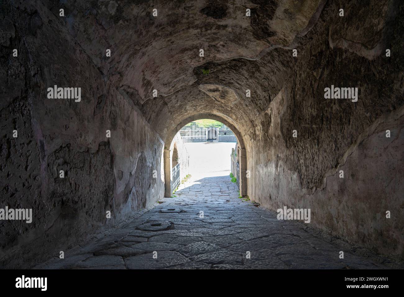 un des tunnels d'accès à l'amphithéâtre dans le parc archéologique de pompéi-naples-italie Banque D'Images
