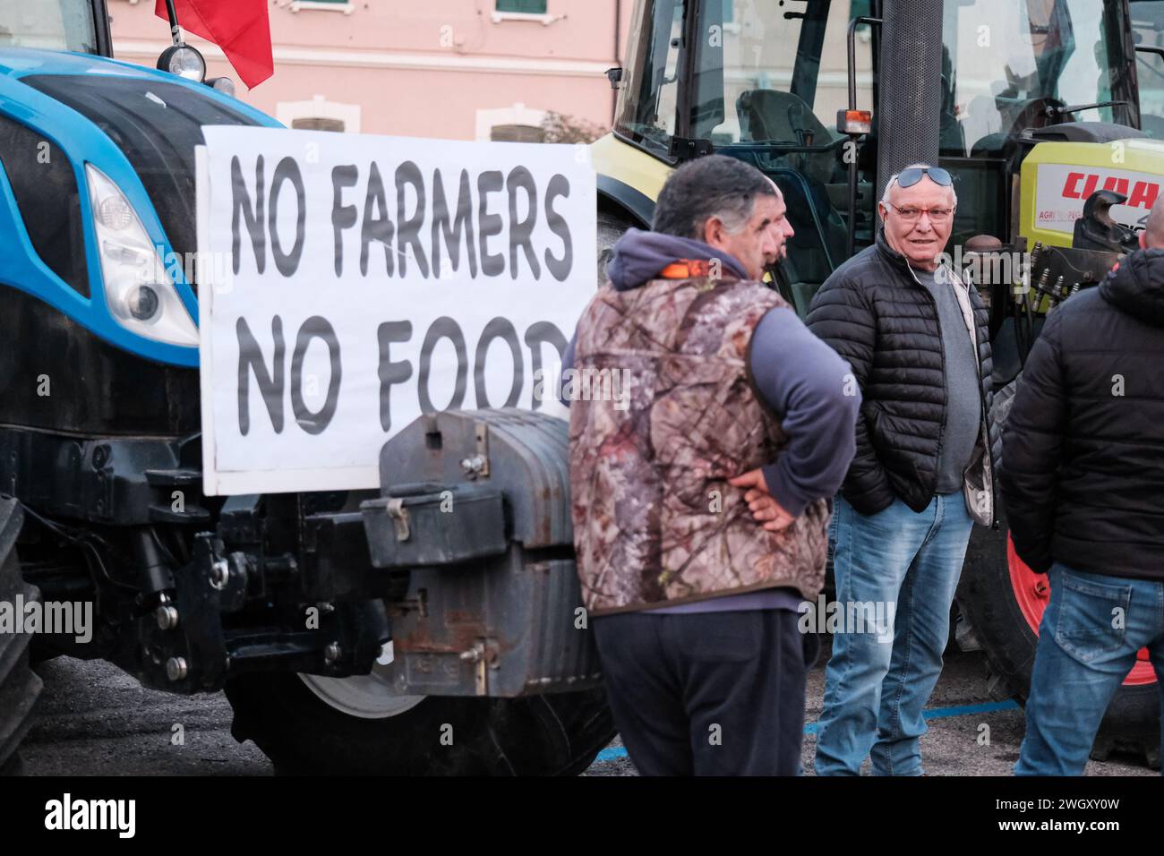 Termoli, Italie. 06th Feb, 2024. Les agriculteurs discutent devant leurs tracteurs pendant la démonstration. Termoli redevient l’épicentre de la protestation pour les agriculteurs de Molise, les agriculteurs réitèrent la crise profonde qui affecte l’agriculture et appellent la région, l’Etat italien et l’Union européenne à fournir une plus grande protection. Crédit : SOPA images Limited/Alamy Live News Banque D'Images