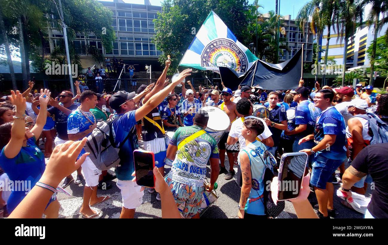 Santos, Sao Paulo, Brésil. 6 février 2024. SANTOS (SP), 02/06/2024- CARNAVAL/UNIDOS dos dos MORROS/SP- L'école de Samba Unidos dos dos Morros est devenue championne du défilé du carnaval dans la ville de Santos, l'école a remporté son troisième championnat ce mardi après-midi 06. Les spectateurs ont suivi les résultats et célébré le titre sur Avenida Pinheiro Machado, canal 1 à Vila Mathias. (Foto : Luigi Bongiovanni/Thenews2/Zumapress) (crédit image : © Luigi Bongiovanni/TheNEWS2 via ZUMA Press Wire) USAGE ÉDITORIAL SEULEMENT! Non destiné à UN USAGE commercial ! Banque D'Images