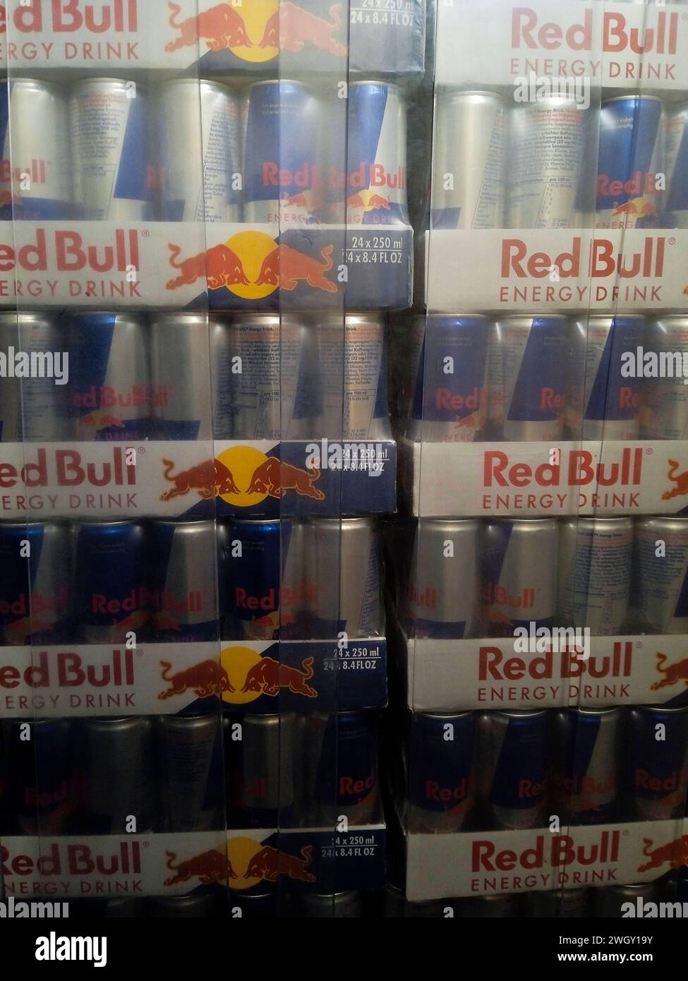 redbull est une boisson non alcoolisée très connue redbull une boisson non alcoolisée bien connue Banque D'Images