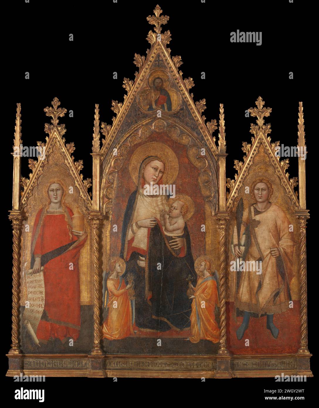 Triptyque avec la Vierge et l'enfant, et les saints Marie Madeleine et Ansanus, Andrea di Cione nommé Orcagna, 1350 peinture Triptyque avec Marie et l'enfant et les saints. Sur le panneau central, Marie est assise sur le genou gauche avec l'enfant Christ, un ange agenouillé de chaque côté avec un vase avec des fleurs. Dans le trilobium au-dessus de Christ, à mi-chemin, bénissant avec un livre dans la main gauche. Sur le panneau de gauche la sainte Mary Magdalena debout avec pot de pommade et banderole. Sur le panneau de droite le Saint Ansanus comme un jeune chevalier avec branche de palmier. Avec liste intégrée. Panneau Florence. Tempera Marie assise ou intronisée, th Banque D'Images