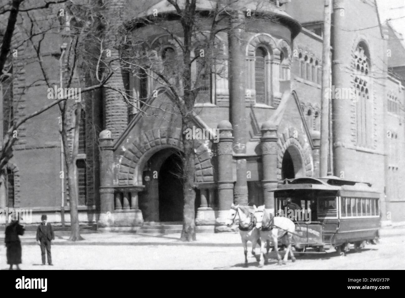 1893 scène de rue devant l'église, connue sous le nom de Talmage's Tabernacle pour son pasteur et prédicateur, Thomas DeWitt Talmage, de Central Presbyterian Church à Brooklyn, New York. Dans l'année qui a suivi cette photographie, le bâtiment représenté a été détruit par un incendie. Banque D'Images