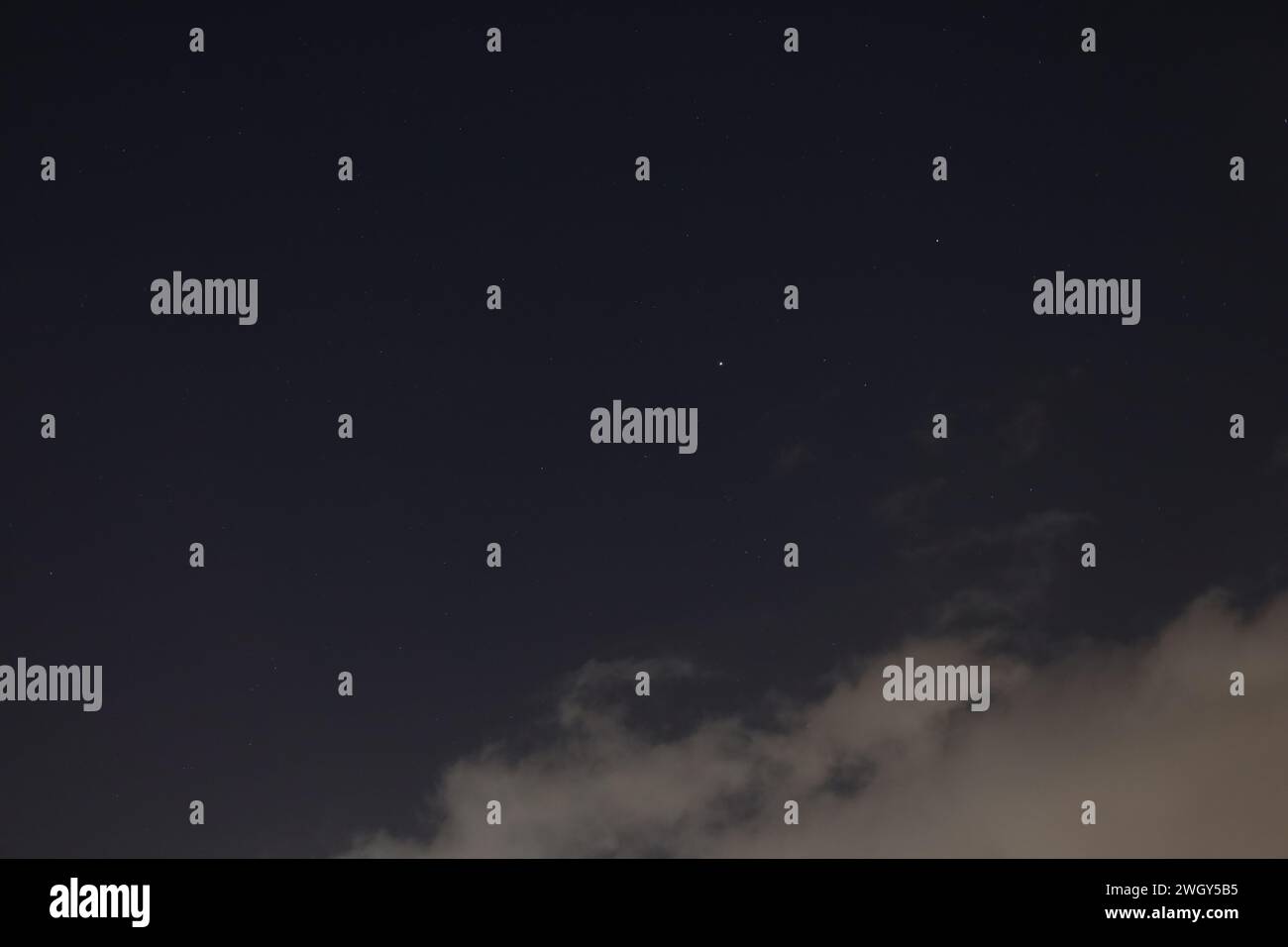 Ciel nocturne californien avec quelques étoiles en arrière-plan. Banque D'Images