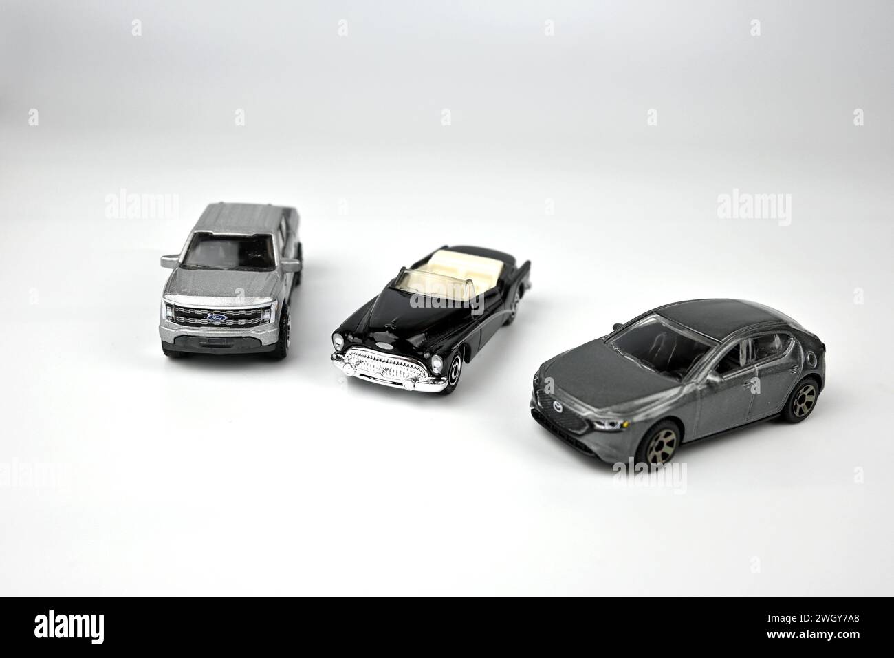 Trois voitures jouets Hot Wheels sur fond blanc – pays de Galles, Royaume-Uni – 6 février 2024 Banque D'Images