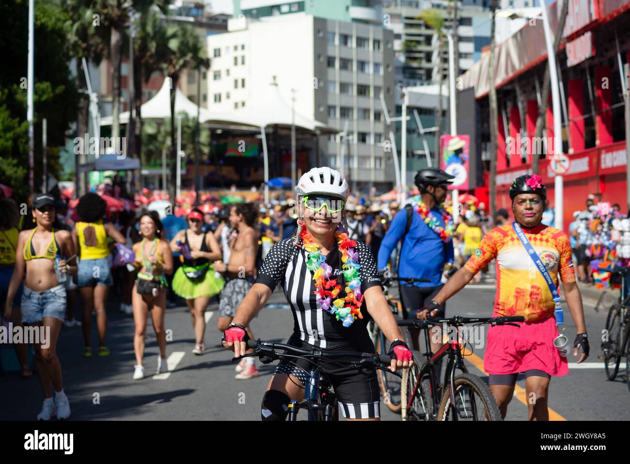 Salvador, Bahia, Brésil - 03 février 2024 : des gens sont vus pendant le spectacle pré-carnaval Fuzue dans la ville de Salvador, Brésil Banque D'Images
